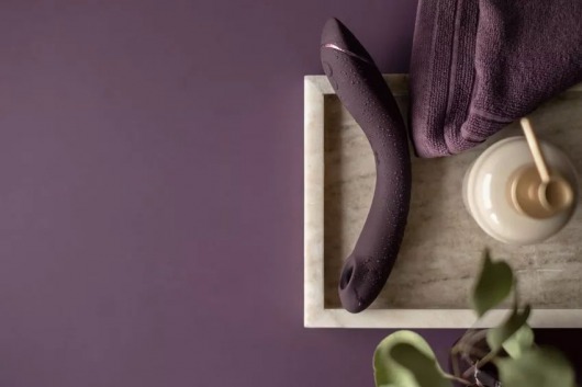 Сливовый стимулятор G-точки Womanizer OG c технологией Pleasure Air и вибрацией - 17,7 см. - Womanizer