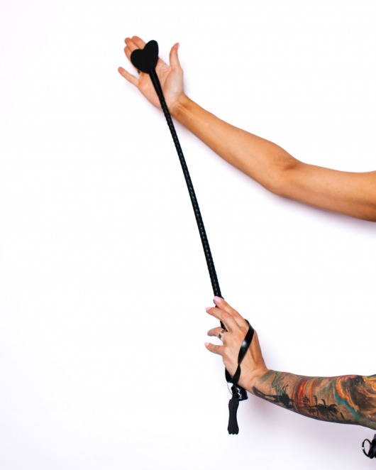 Черный стек Scandal из натуральной кожи с хлопушкой в форме сердца - 70 см. - Scandal - купить с доставкой в Уфе